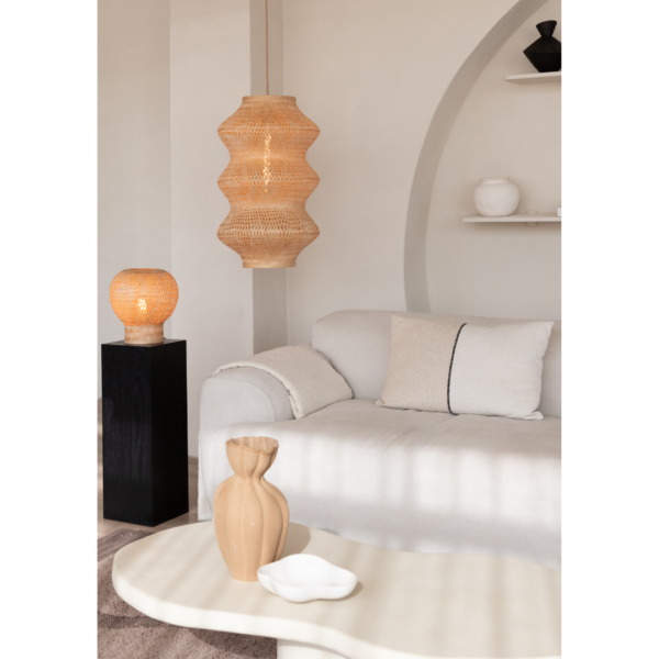 Ein Bild aus dem Taiga Store von taiga.green. Minimalistisches Wohnzimmer mit der Hängelampe Barbados Bambus/Schirm ø40xh.67cm XL, einem beigen Sofa mit neutralen Kissen, einer Tischlampe aus Korbgeflecht und Keramikdekor auf Couchtisch und Wandregalen in einem sanft beleuchteten, ruhigen Raum. Jetzt bestellen im Eco Shop von www.taiga.green. Hier nachhaltig einkaufen mit dem Taiga Eco Rating