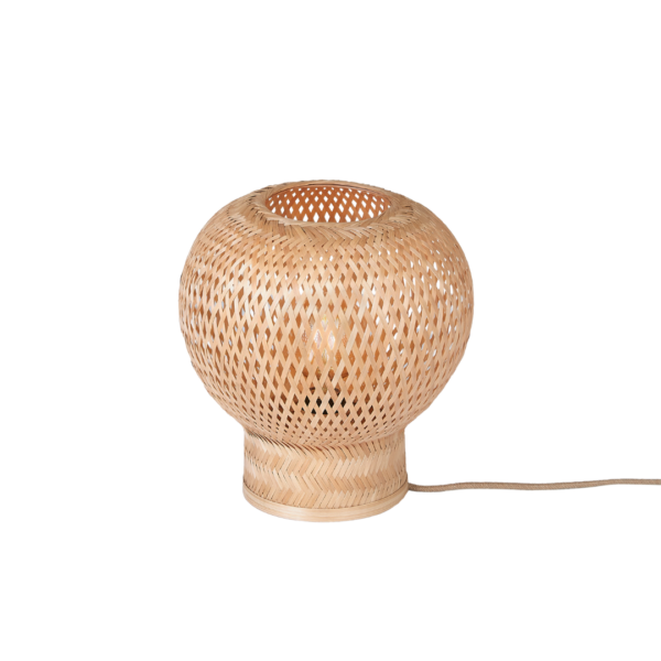 Ein Bild aus dem Taiga Store von taiga.green. Die Tischlampe Barbados Bambus/Globe ø25xh.27cm ist eine runde, geflochtene Rattan-Tischlampe mit breitem Sockel und offenem Flechtmuster, dargestellt auf einem schlichten weißen Hintergrund. Vom Sockel geht ein elektrisches Kabel aus. Jetzt bestellen im Eco Shop von www.taiga.green. Hier nachhaltig einkaufen mit dem Taiga Eco Rating