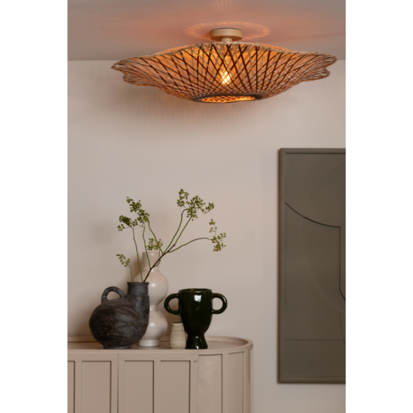 Ein Bild aus dem Taiga Store von taiga.green. Die Deckenlampe Madura Bambus/Schirm ø87x20cm L wirft ein warmes Licht auf einen beigefarbenen Schrank, der mit drei grünen Vasen bestückt ist. Die abstrakte Wandkunst in der Nähe sorgt für einen modernen, minimalistischen Look. Jetzt bestellen im Eco Shop von www.taiga.green. Hier nachhaltig einkaufen mit dem Taiga Eco Rating