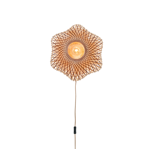 Ein Bild aus dem Taiga Store von taiga.green. Die Wandlampe Madura Bambus ø44x12cm S ist eine geflochtene Rattan-Wandleuchte mit blütenförmigem Design, einer sichtbaren runden Glühbirne in der Mitte und einer nach unten hängenden Schnur. Jetzt bestellen im Eco Shop von www.taiga.green. Hier nachhaltig einkaufen mit dem Taiga Eco Rating