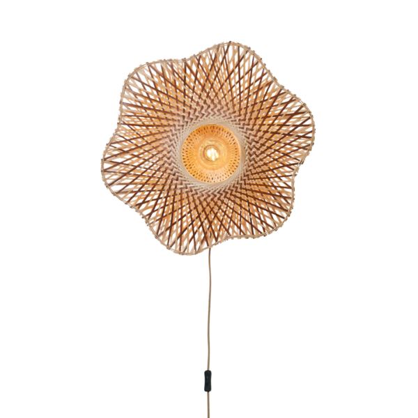 Ein Bild aus dem Taiga Store von taiga.green. Die Wandlampe Madura Bambus ø60x15cm M hat einen blumenförmigen Schirm aus geflochtenem Rattan mit einer sichtbaren runden Glühbirne in der Mitte, die an einer Schnur mit integriertem Schalter befestigt ist. Jetzt bestellen im Eco Shop von www.taiga.green. Hier nachhaltig einkaufen mit dem Taiga Eco Rating