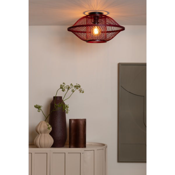 Ein Bild aus dem Taiga Store von taiga.green. Ein modernes Interieur mit der Deckenlampe Maui Bambus/Schirm S, einem beigefarbenen geschwungenen Schrank, drei dekorativen Vasen, einem Zweig mit grünen Knospen und abstrakter Wandkunst an einer weißen Wand. Jetzt bestellen im Eco Shop von www.taiga.green. Hier nachhaltig einkaufen mit dem Taiga Eco Rating