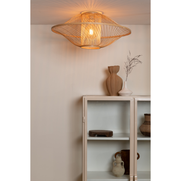 Ein Bild aus dem Taiga Store von taiga.green. Die Deckenlampe Maui Bambus/Schirm ø70xh.30cm L leuchtet über einer weißen Glastürvitrine mit Keramikvasen und -schalen, darauf zwei Vasen und getrocknetes Gras vor einer schlichten hellen Wand. Jetzt bestellen im Eco Shop von www.taiga.green. Hier nachhaltig einkaufen mit dem Taiga Eco Rating