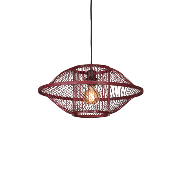 Ein Bild aus dem Taiga Store von taiga.green. Die Hängelampe Maui Bambus/Schirm S ist eine moderne Pendelleuchte mit rotem, drahtförmigem Metallschirm und freiliegender Glühbirne, die an einer schwarzen Schnur vor einem schlichten Hintergrund hängt. Jetzt bestellen im Eco Shop von www.taiga.green. Hier nachhaltig einkaufen mit dem Taiga Eco Rating