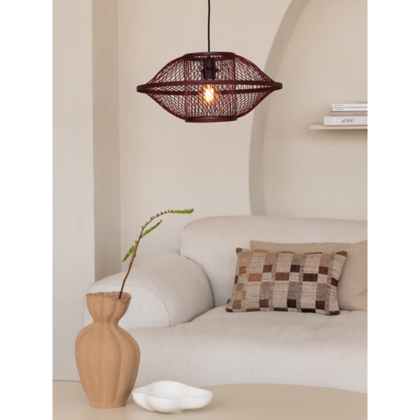 Ein Bild aus dem Taiga Store von taiga.green. Ein modernes Wohnzimmer mit einem beigen Sofa, einem karierten Kissen, einer gewellten beigen Vase mit einem Zweig, einem weißen Dekotablett und der von der Decke hängenden Hängelampe Maui Bambus/Schirm S. Jetzt bestellen im Eco Shop von www.taiga.green. Hier nachhaltig einkaufen mit dem Taiga Eco Rating