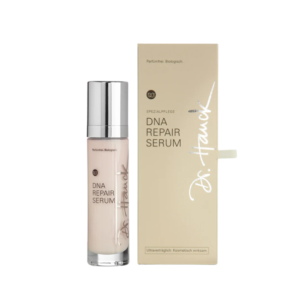 Ein Bild aus dem Taiga Store von taiga.green. Eine Flasche Dr. Hauck DNA Repair Serum mit einer silbernen Pumpe steht neben der beigefarbenen Verpackungsschachtel, beide mit der Aufschrift DNA Repair Serum in schwarzer Schrift. Die Schachtel trägt Dr. Haucks Unterschrift in Weiß. Jetzt bestellen im Eco Shop von www.taiga.green. Hier nachhaltig einkaufen mit dem Taiga Eco Rating