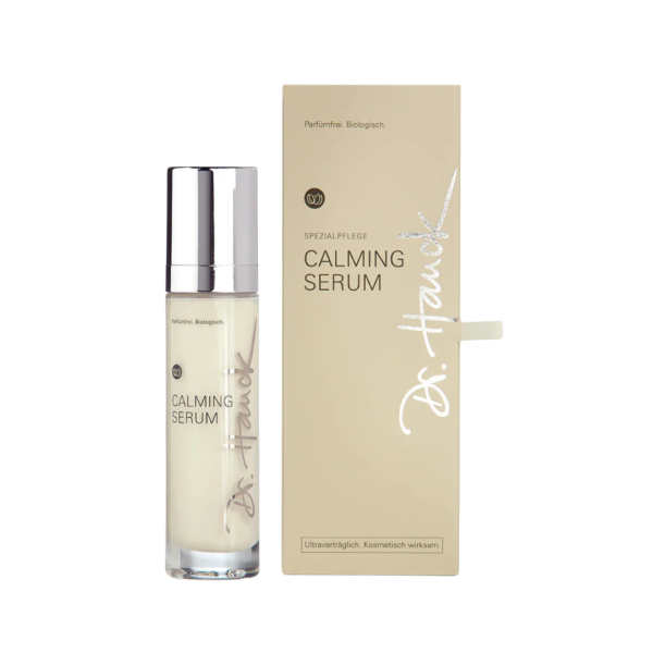 Ein Bild aus dem Taiga Store von taiga.green. Eine Flasche Dr. Hauck Calming Serum steht neben der beigefarbenen Verpackungsschachtel, beide mit dem Produktnamen und dem Branding in schlichtem, minimalistischem Text beschriftet. Jetzt bestellen im Eco Shop von www.taiga.green. Hier nachhaltig einkaufen mit dem Taiga Eco Rating