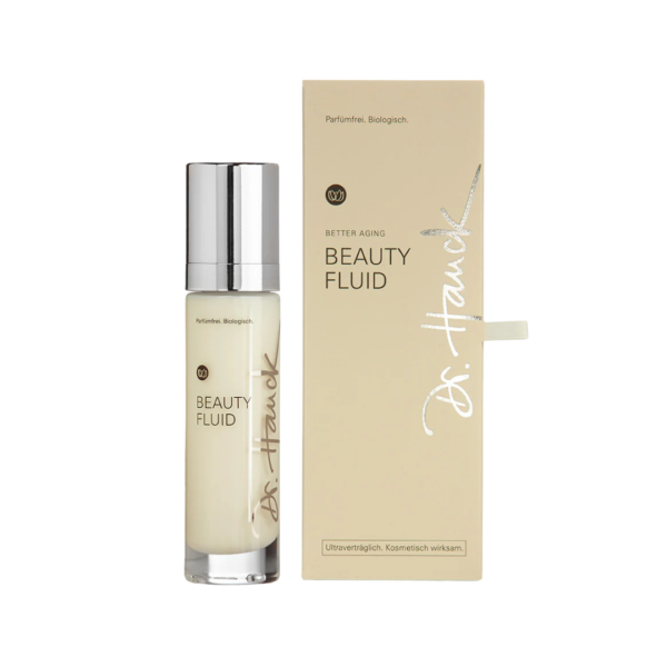Ein Bild aus dem Taiga Store von taiga.green. Eine Flasche Dr. Hauck Beauty Fluid mit einem eleganten silbernen Verschluss steht neben der beigefarbenen Verpackung, auf der der Produktname und Dr. Haucks Unterschrift in weißer Schreibschrift zu lesen sind. Jetzt bestellen im Eco Shop von www.taiga.green. Hier nachhaltig einkaufen mit dem Taiga Eco Rating