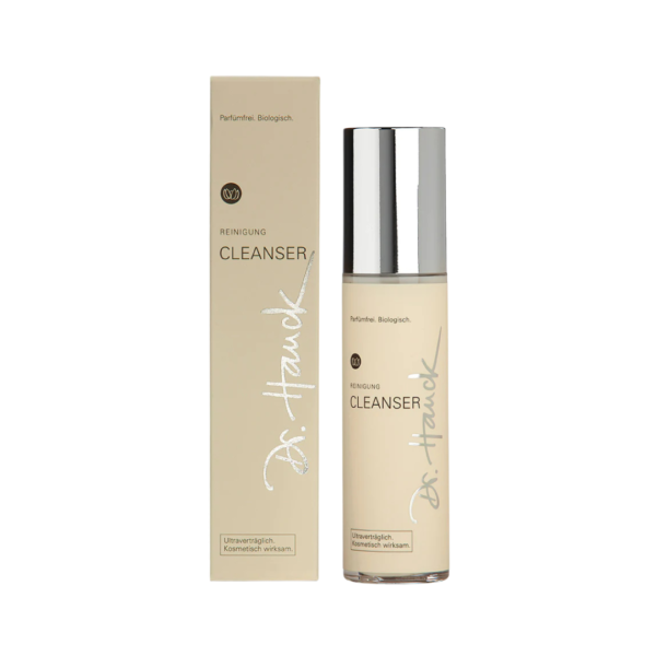 Ein Bild aus dem Taiga Store von taiga.green. Eine beigefarbene Flasche Dr. Hauck Cleanser mit einem silbernen Verschluss ist neben der dazugehörigen Schachtel abgebildet. Beide tragen den Produktnamen CLEANSER und den Dr. Hauck-Schriftzug in Weiß. Jetzt bestellen im Eco Shop von www.taiga.green. Hier nachhaltig einkaufen mit dem Taiga Eco Rating
