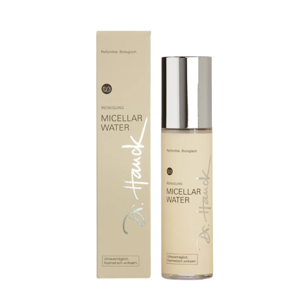 Ein Bild aus dem Taiga Store von taiga.green. Eine beigefarbene Schachtel und eine dazu passende Flasche Dr. Hauck Micellar Water mit silbernen Akzenten, mit minimalistischem Text und Branding für ein Hautpflegeprodukt. Jetzt bestellen im Eco Shop von www.taiga.green. Hier nachhaltig einkaufen mit dem Taiga Eco Rating