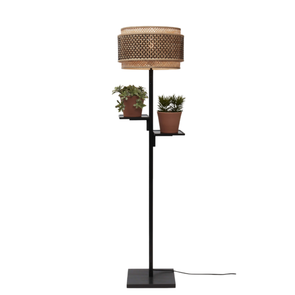 Ein Bild aus dem Taiga Store von taiga.green. Eine moderne Stehlampe mit einem Lampenschirm aus geflochtenem Rattan und zwei kleinen Topfpflanzen auf eingebauten Regalen, die an dem schwarzen Metallständer befestigt sind. Jetzt bestellen im Eco Shop von www.taiga.green. Hier nachhaltig einkaufen mit dem Taiga Eco Rating