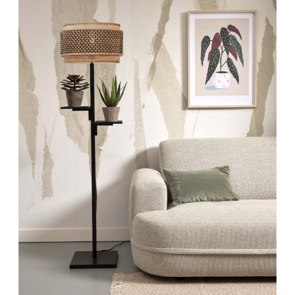 Ein Bild aus dem Taiga Store von taiga.green. Ein modernes Wohnzimmer mit einem hellgrauen Sofa, einem grünen Kissen, einer schwarzen Stehlampe mit zwei Topfpflanzen und einem gerahmten Pflanzendruck an einer strukturierten Wand. Der Boden ist hellgrau. Jetzt bestellen im Eco Shop von www.taiga.green. Hier nachhaltig einkaufen mit dem Taiga Eco Rating
