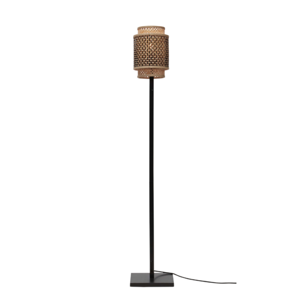 Ein Bild aus dem Taiga Store von taiga.green. Eine moderne Stehlampe mit schwarzem Ständer und einem gewebten zylindrischen Lampenschirm in Naturbraun auf einem quadratischen schwarzen Sockel mit sichtbarem Stromkabel. Jetzt bestellen im Eco Shop von www.taiga.green. Hier nachhaltig einkaufen mit dem Taiga Eco Rating