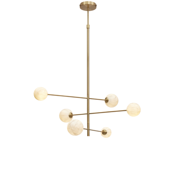 Ein Bild aus dem Taiga Store von taiga.green. Ein moderner Kronleuchter mit einem goldenen Metallrahmen und sechs asymmetrisch an horizontalen Stäben angeordneten Kugellampen aus Milchglas, die an einem langen vertikalen Stiel hängen. Jetzt bestellen im Eco Shop von www.taiga.green. Hier nachhaltig einkaufen mit dem Taiga Eco Rating