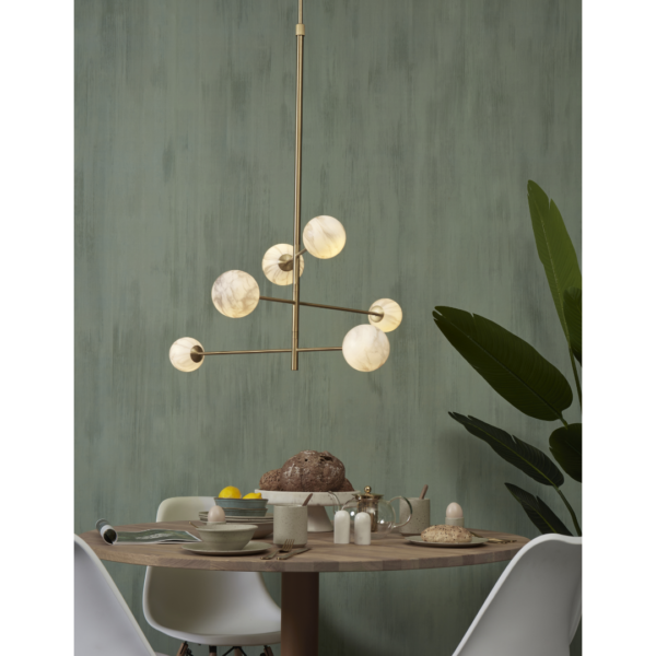 Ein Bild aus dem Taiga Store von taiga.green. Ein moderner Essbereich mit einem runden Holztisch, der für eine Mahlzeit gedeckt ist, weißen Stühlen, einem Brotlaib, Keramikgeschirr, einer goldenen Pendelleuchte und einer hohen Grünpflanze vor einer grünen Wand mit Struktur. Jetzt bestellen im Eco Shop von www.taiga.green. Hier nachhaltig einkaufen mit dem Taiga Eco Rating