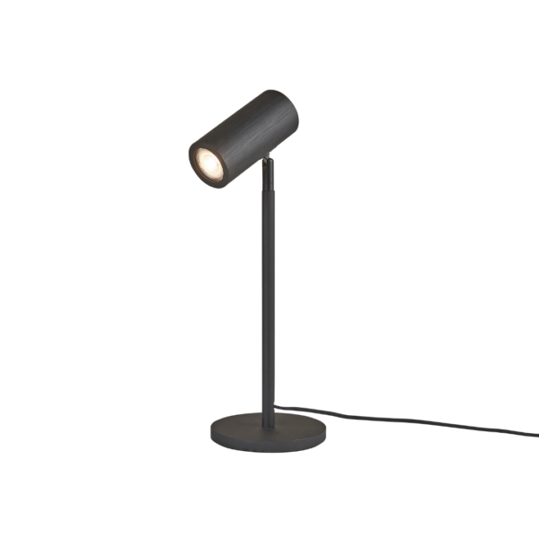 Ein Bild aus dem Taiga Store von taiga.green. Eine moderne schwarze Schreibtischlampe mit einem zylindrischen, verstellbaren Kopf und einem schlanken, vertikalen Ständer auf einem runden Sockel, die eingeschaltet gezeigt wird, wobei eine sichtbare Schnur aus dem Sockel herausragt. Jetzt bestellen im Eco Shop von www.taiga.green. Hier nachhaltig einkaufen mit dem Taiga Eco Rating