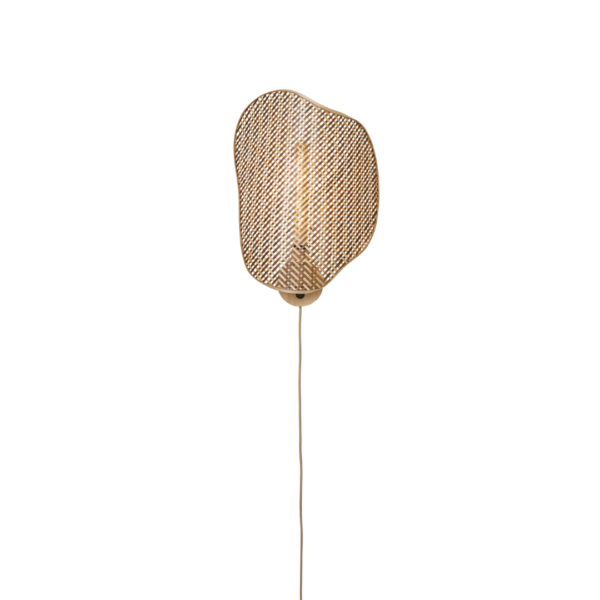Ein Bild aus dem Taiga Store von taiga.green. Eine moderne Wandleuchte mit einem geflochtenen, unregelmäßig geformten Rattanschirm, montiert auf einem runden Sockel mit einer sichtbaren, herabhängenden Kordel, vor einem schlichten schwarzen Hintergrund. Jetzt bestellen im Eco Shop von www.taiga.green. Hier nachhaltig einkaufen mit dem Taiga Eco Rating