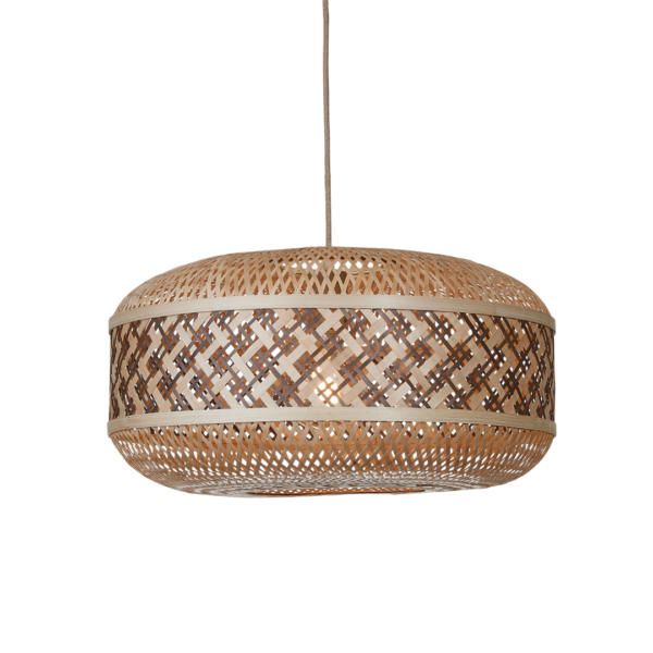 Ein Bild aus dem Taiga Store von taiga.green. Eine runde, geflochtene Rattan-Pendelleuchte mit einer Mischung aus natürlichen und dunkelbraunen Farben, die an einer dünnen Schnur aufgehängt ist und ein detailliertes geometrisches Muster aufweist. Jetzt bestellen im Eco Shop von www.taiga.green. Hier nachhaltig einkaufen mit dem Taiga Eco Rating