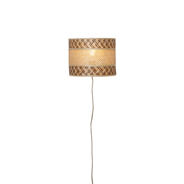 Ein Bild aus dem Taiga Store von taiga.green. Ein geflochtener Rattan-Lampenschirm in zylindrischer Form mit dekorativen braunen Mustern hängt mit einer sichtbaren Schnur von der Decke und leuchtet sanft, wenn das Licht eingeschaltet ist. Jetzt bestellen im Eco Shop von www.taiga.green. Hier nachhaltig einkaufen mit dem Taiga Eco Rating