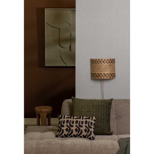 Ein Bild aus dem Taiga Store von taiga.green. Ein modernes Wohnzimmer mit einem beigen Sofa, zwei gemusterten Kissen, einer Rattan-Wandlampe, einem kleinen Holzhocker und abstrakter Wandkunst. Die Wand ist zwischen braunen und hellgrauen Farben aufgeteilt. Jetzt bestellen im Eco Shop von www.taiga.green. Hier nachhaltig einkaufen mit dem Taiga Eco Rating