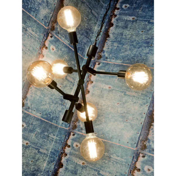 Ein Bild aus dem Taiga Store von taiga.green. Ein moderner schwarzer Kronleuchter mit sechs freiliegenden Glühbirnen hängt an einer blauen Metalldecke im Industriestil mit sichtbaren Nieten. Jetzt bestellen im Eco Shop von www.taiga.green. Hier nachhaltig einkaufen mit dem Taiga Eco Rating