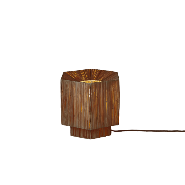 Ein Bild aus dem Taiga Store von taiga.green. Sechseckige Tischleuchte mit Holzlattenkonstruktion, die warmes Licht aus dem Inneren abgibt. Die Lampe hat ein natürliches, rustikales Aussehen und ein freiliegendes Kabel auf der rechten Seite. Jetzt bestellen im Eco Shop von www.taiga.green. Hier nachhaltig einkaufen mit dem Taiga Eco Rating