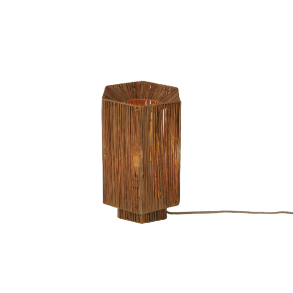 Ein Bild aus dem Taiga Store von taiga.green. Sechseckige Tischleuchte mit braunem Holzsockel und -rahmen, mit dünnen vertikalen Holzlatten, die die Glühbirne umgeben und ein warmes, diffuses Licht erzeugen. Vom Sockel geht ein Stromkabel ab. Jetzt bestellen im Eco Shop von www.taiga.green. Hier nachhaltig einkaufen mit dem Taiga Eco Rating