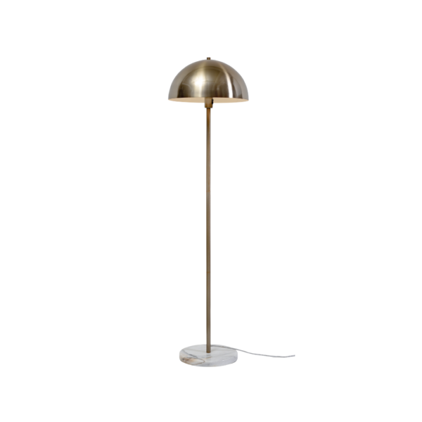 Ein Bild aus dem Taiga Store von taiga.green. Eine moderne Stehlampe mit einem kuppelförmigen Metallschirm, einem schlanken goldenen Ständer und einem runden Sockel aus weißem Marmor, mit einem sichtbaren Stromkabel auf dem Boden. Jetzt bestellen im Eco Shop von www.taiga.green. Hier nachhaltig einkaufen mit dem Taiga Eco Rating