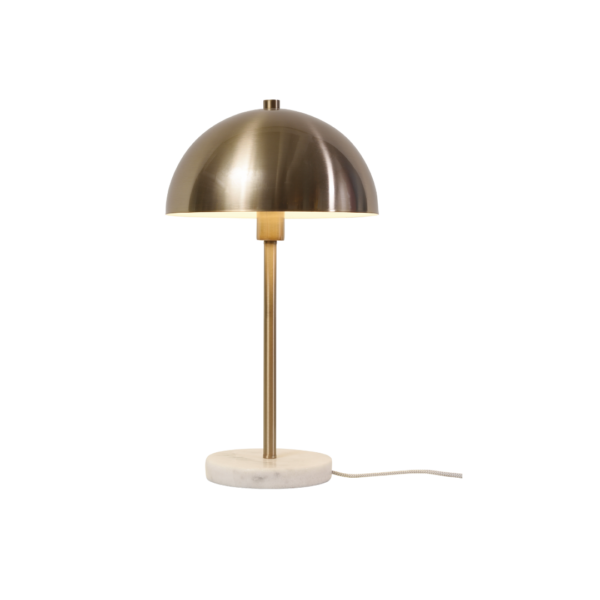Ein Bild aus dem Taiga Store von taiga.green. Eine moderne Tischleuchte mit einem kuppelförmigen Metallschirm, einem schlanken vertikalen Ständer und einem runden weißen Marmorsockel. Die Lampe ist mit einem sichtbaren Kabel ausgestattet, das vom Sockel ausgeht. Jetzt bestellen im Eco Shop von www.taiga.green. Hier nachhaltig einkaufen mit dem Taiga Eco Rating