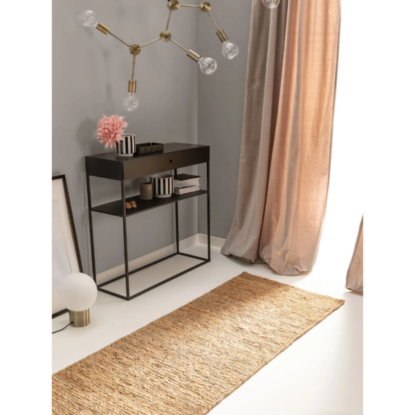 Ein Bild aus dem Taiga Store von taiga.green. Ein moderner Raum mit einem beigen Teppich, einem schwarzen Konsolentisch mit gestreiften Vasen und rosa Blumen, einem geometrischen Kronleuchter, hellrosa Vorhängen und einer großen runden Stehlampe. Jetzt bestellen im Eco Shop von www.taiga.green. Hier nachhaltig einkaufen mit dem Taiga Eco Rating