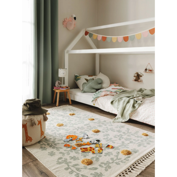 Ein Bild aus dem Taiga Store von taiga.green. Ein gemütliches Kinderzimmer mit einem Bett in Hausform, einer weichen grünen Decke, Dekoration mit Tiermotiven, einem Giraffen-Aufbewahrungsbehälter, Spielzeug auf einem gemusterten Teppich und einer Kette bunter Flaggen, die über dem Bett hängt. Jetzt bestellen im Eco Shop von www.taiga.green. Hier nachhaltig einkaufen mit dem Taiga Eco Rating