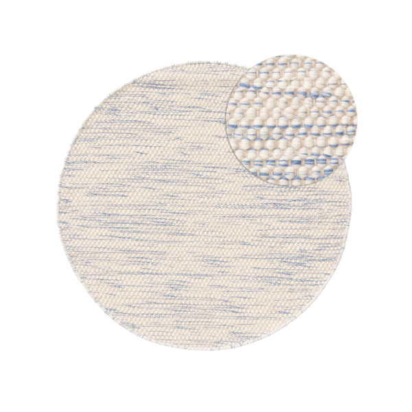 Ein Bild aus dem Taiga Store von taiga.green. Ein rundes Stück hellbeigen Stoffes mit dezenten blauen Fäden, das mit einem vergrößerten Ausschnitt gezeigt wird, der die gewebte Textur und das Muster hervorhebt. Jetzt bestellen im Eco Shop von www.taiga.green. Hier nachhaltig einkaufen mit dem Taiga Eco Rating