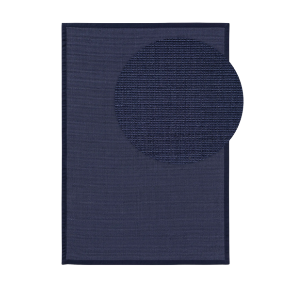 Ein Bild aus dem Taiga Store von taiga.green. Eine rechteckige dunkelblaue Strukturmatte mit einem großen, kreisförmigen Stoffmuster, das die obere rechte Ecke überlappt und eine Nahaufnahme des gewebten Materials der Matte zeigt. Jetzt bestellen im Eco Shop von www.taiga.green. Hier nachhaltig einkaufen mit dem Taiga Eco Rating
