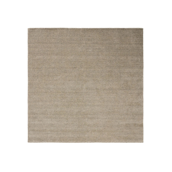 Ein Bild aus dem Taiga Store von taiga.green. Ein quadratischer, hellbrauner Webteppich mit einem einfachen, unifarbenen Muster auf weißem Hintergrund mit schwarzen Seitenrändern. Jetzt bestellen im Eco Shop von www.taiga.green. Hier nachhaltig einkaufen mit dem Taiga Eco Rating