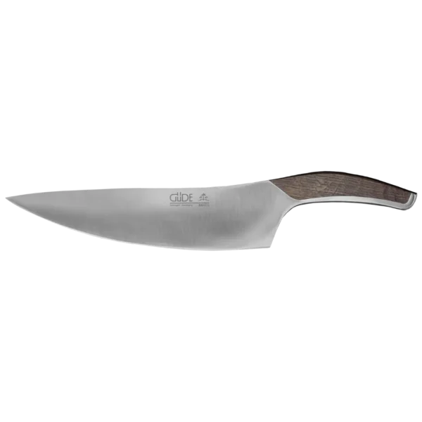 Ein Bild aus dem Taiga Store von taiga.green. Ein schlankes, modernes Kochmesser mit einer breiten Klinge aus rostfreiem Stahl und einem geschwungenen, dunklen Holzgriff, fotografiert auf einem schlichten weißen Hintergrund. Die Klinge trägt den Markennamen Güde und andere Markierungen. Jetzt bestellen im Eco Shop von www.taiga.green. Hier nachhaltig einkaufen mit dem Taiga Eco Rating