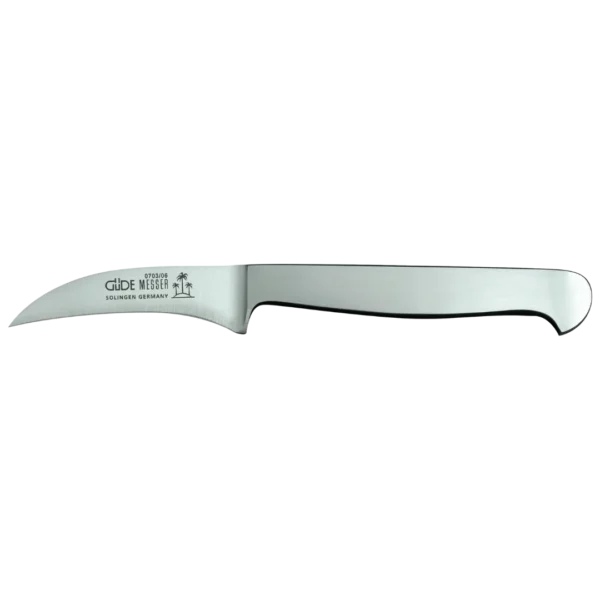 Ein Bild aus dem Taiga Store von taiga.green. Ein Schälmesser aus rostfreiem Stahl mit gebogener Klinge und ergonomischem Griff, mit eingravierten Marken- und Herkunftsangaben auf der Klinge. Der Hintergrund ist schwarz. Jetzt bestellen im Eco Shop von www.taiga.green. Hier nachhaltig einkaufen mit dem Taiga Eco Rating