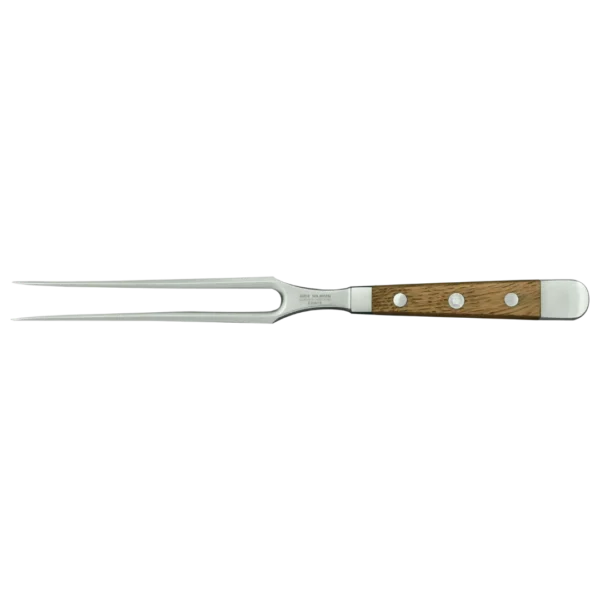 Ein Bild aus dem Taiga Store von taiga.green. Eine Tranchiergabel mit zwei langen, spitzen Metallzinken und einem mit drei Metallnieten befestigten Holzgriff, isoliert auf weißem Hintergrund. Jetzt bestellen im Eco Shop von www.taiga.green. Hier nachhaltig einkaufen mit dem Taiga Eco Rating